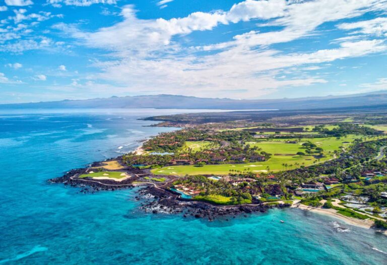 The lush coast of the Big Island jutting out into the ocean.